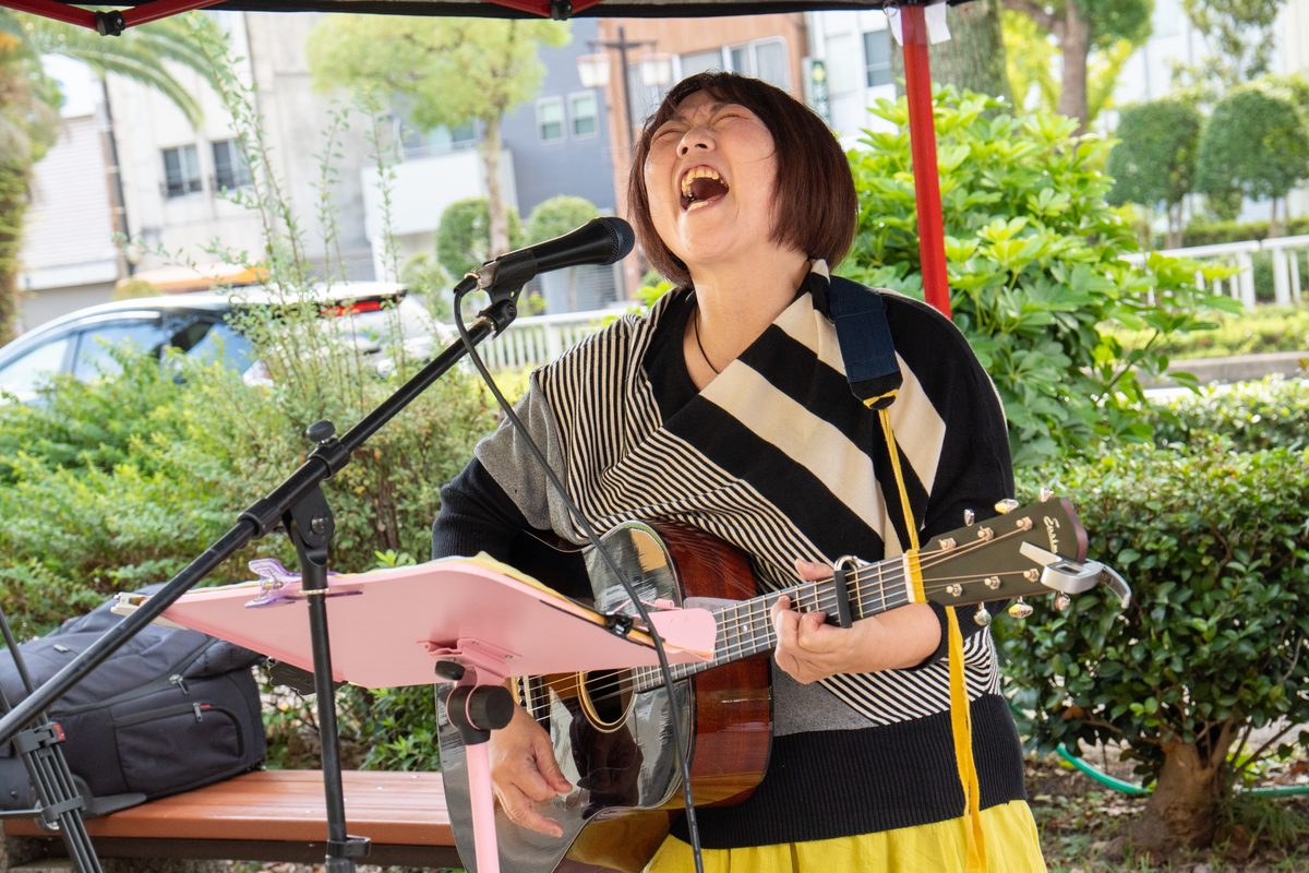 ギターを弾きながら歌う出演者