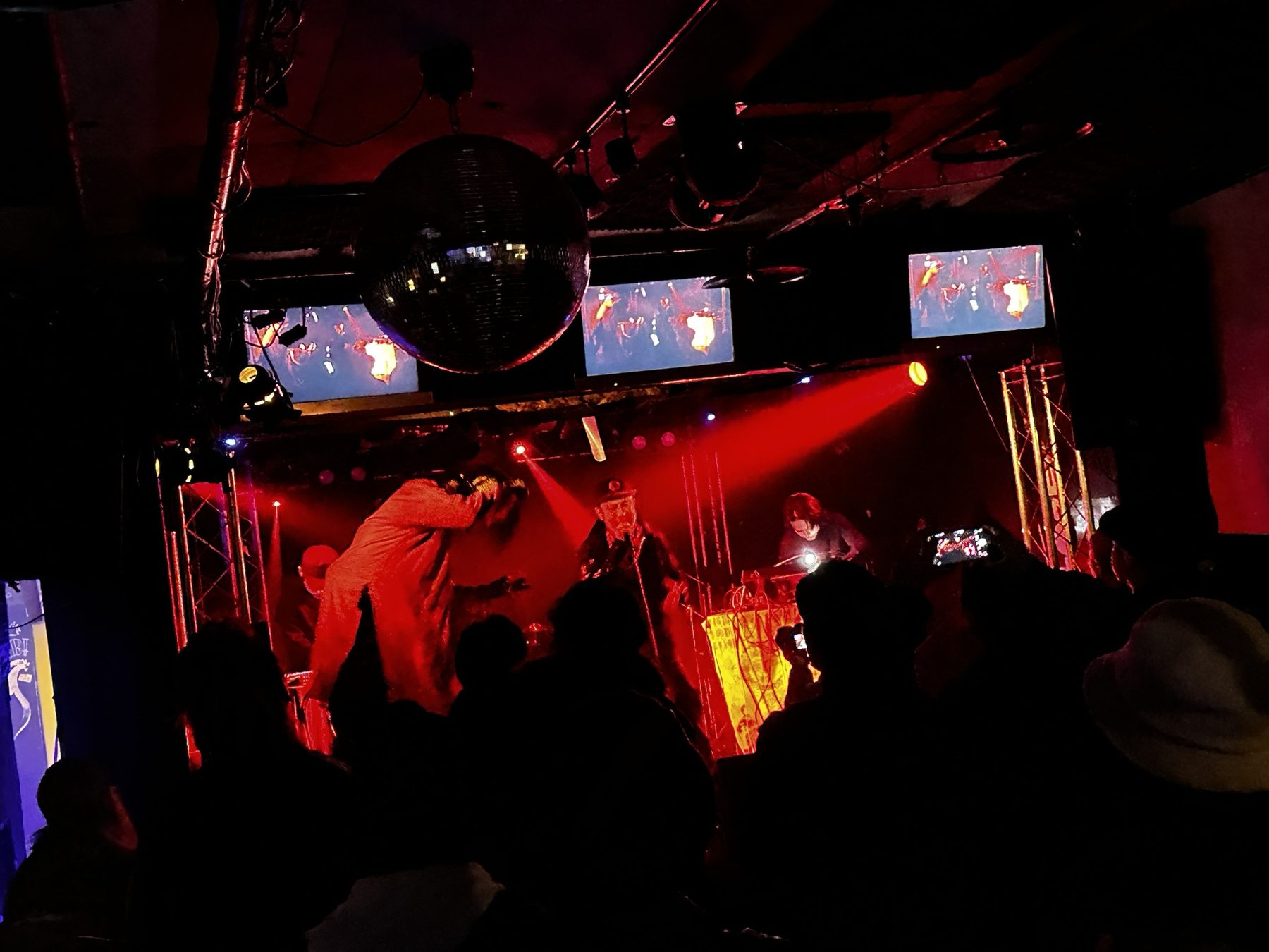 TIGHT ROPEのライブの様子