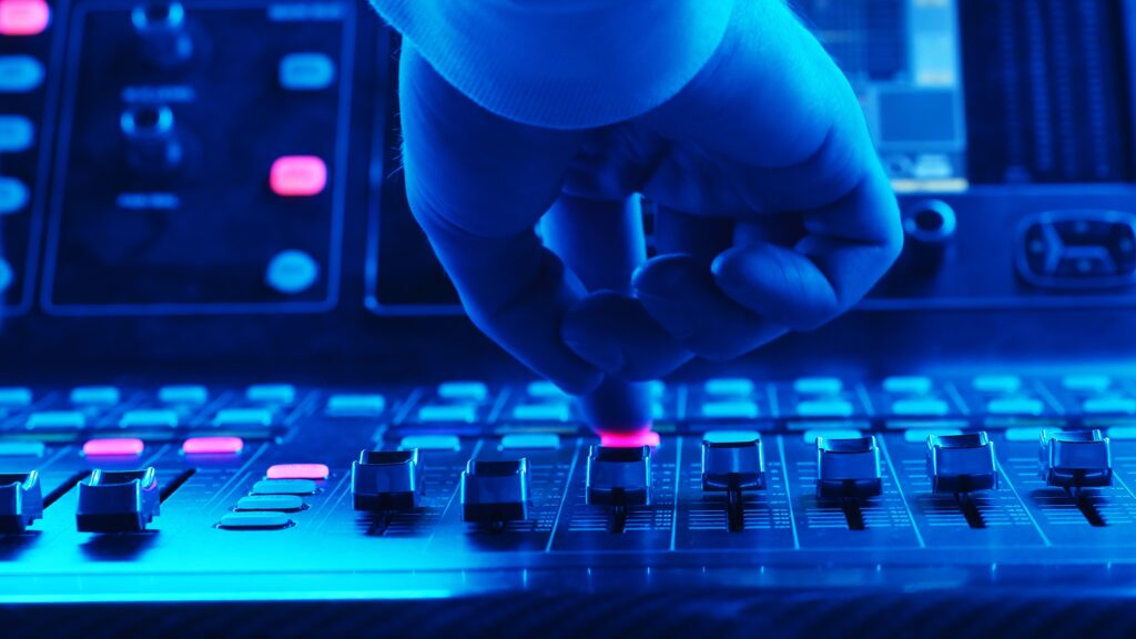 音響卓を操作する手元