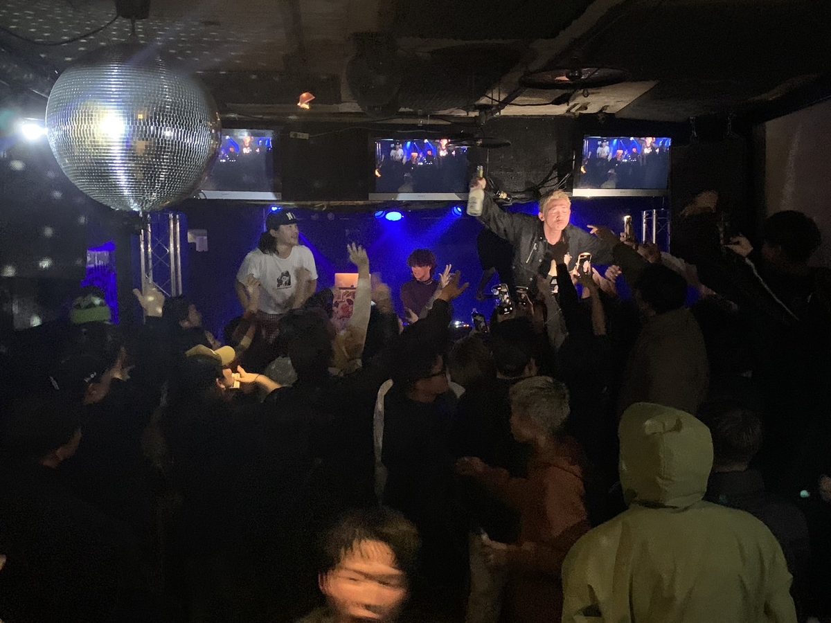 スタンディングでのライブの様子
