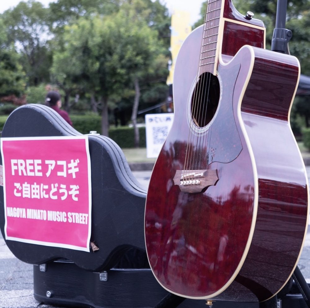 「FREEアコギ ご自由にどうぞ」の札と置きギター(2025年)