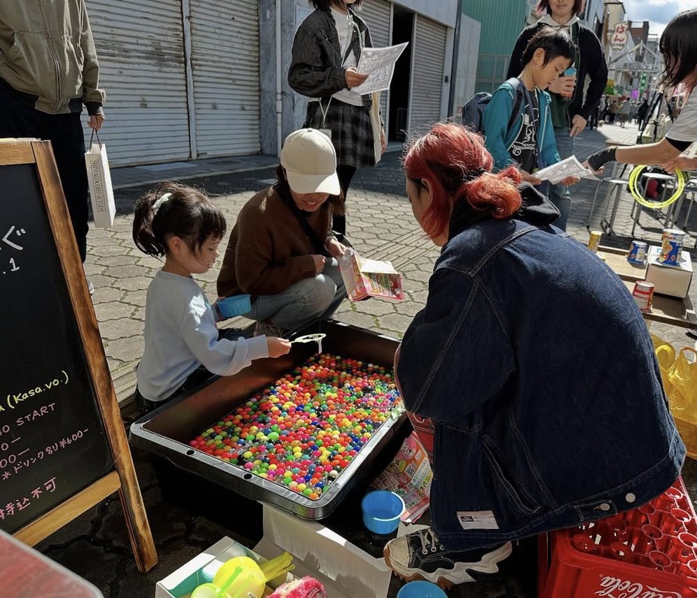 スーパーボールすくいを楽しむ子どもと家族(2025年)