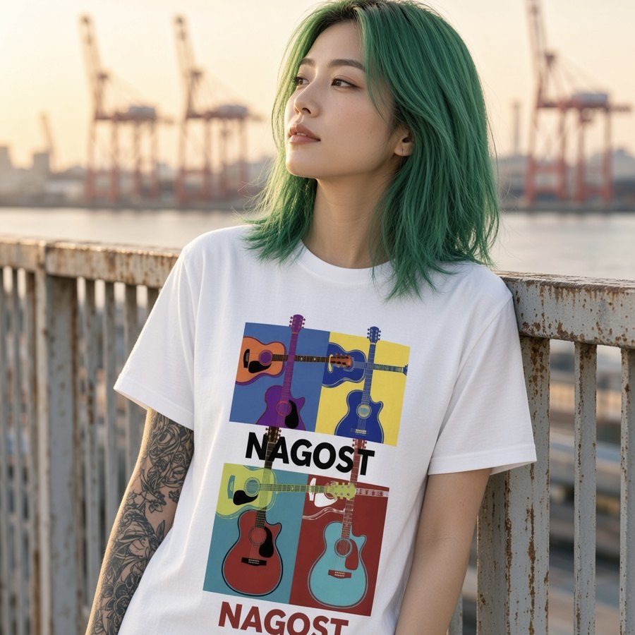 なごストTシャツの着用イメージ（名古屋港のクレーンを背に）